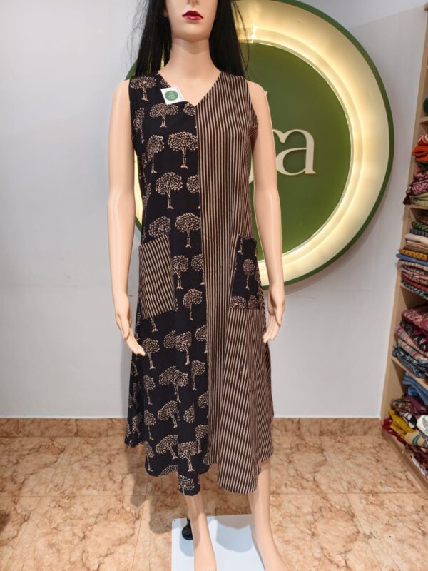 LT12 BLACK SLEEVELESS