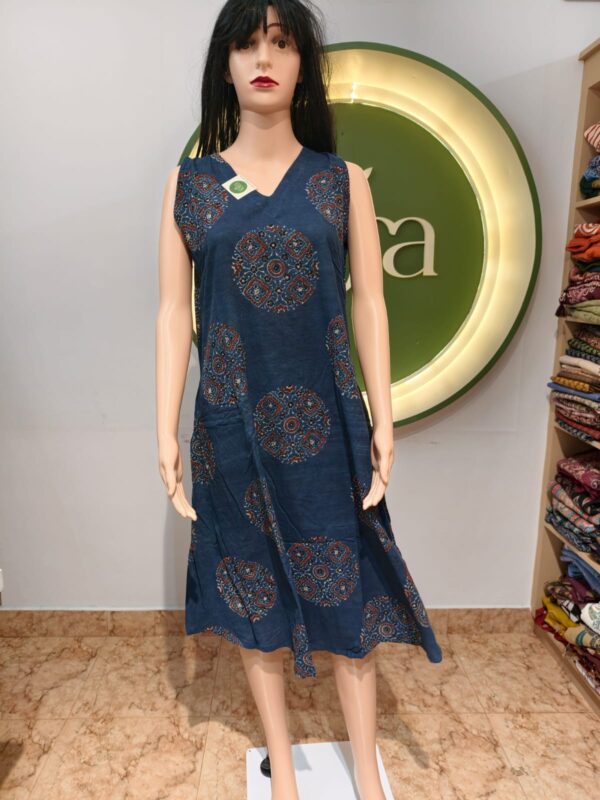LT12 SLEVELESS DRESSES